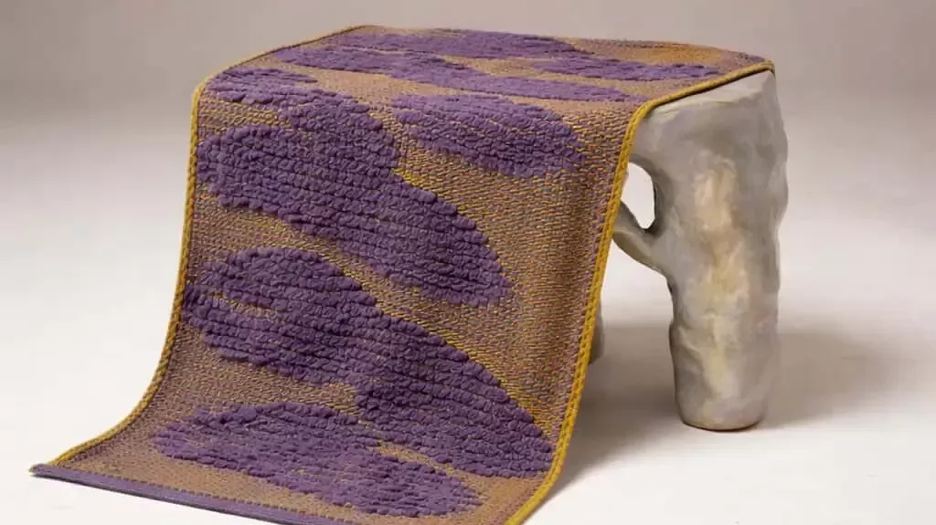 Vrstvy paměti: diplomový projekt pletených ručníků inspirovaných rašeliništi