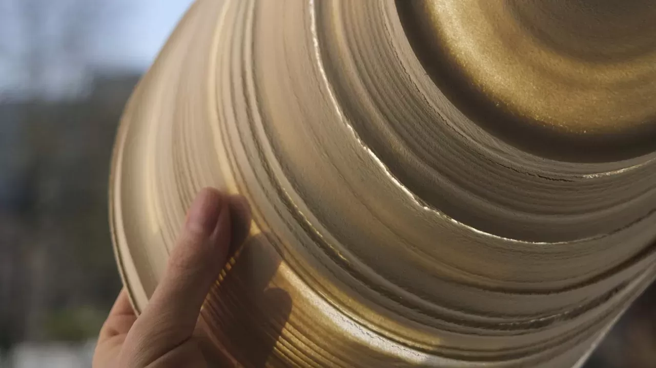 Rekonstrukce pohlednice: materialita komunikace a nástroj jako extenze smyslů